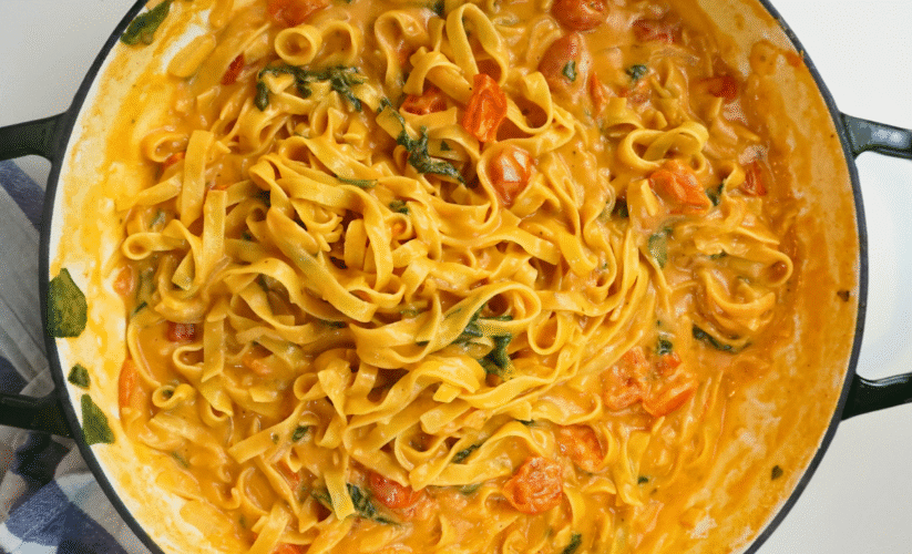 Tagliatelle με ντοματίνια, σπανάκι & κρέμα