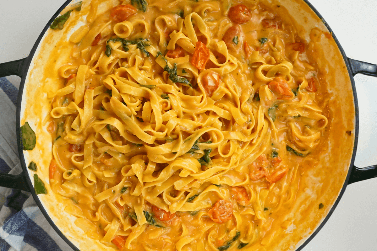 Tagliatelle με ντοματίνια, σπανάκι & κρέμα