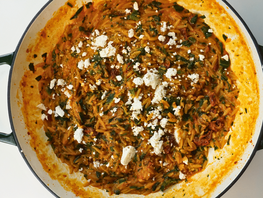 One-Pan Κριθαράκι με Λιαστή Ντομάτα, Σπανάκι & Φέτα