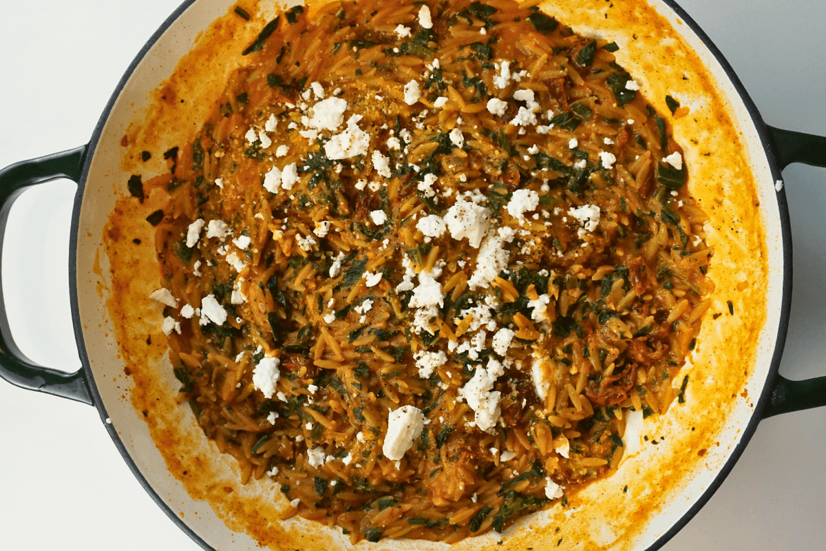One-Pan Κριθαράκι με Λιαστή Ντομάτα, Σπανάκι & Φέτα