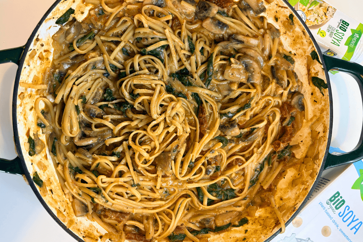 Κρεμώδη One-Pan Πάστα με Μανιτάρια, Σπανάκι & Λιαστή Ντομάτα 