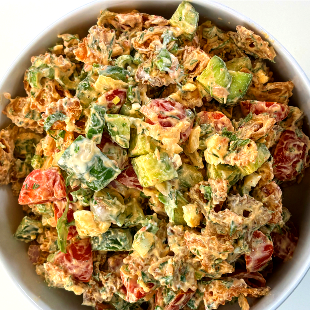 Σαλάτα με Τραγανά Ζυμαρικά και Γιαουρτένιο Dressing: Η Απόλυτη Ανοιξιάτικη Σαλάτα