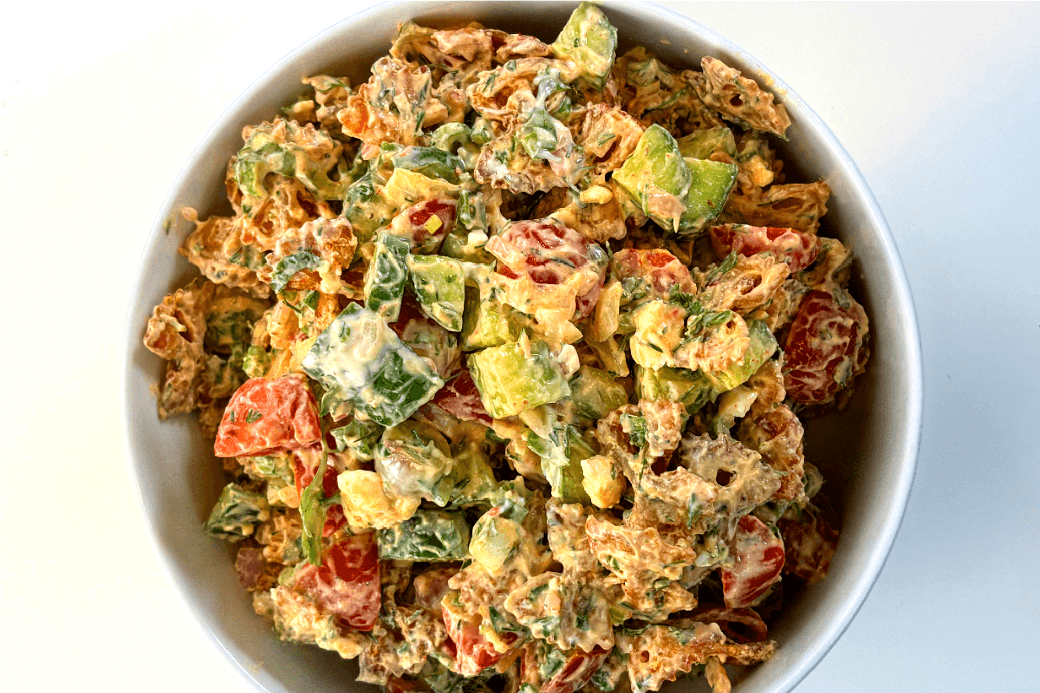Σαλάτα με Τραγανά Ζυμαρικά και Γιαουρτένιο Dressing: Η Απόλυτη Ανοιξιάτικη Σαλάτα