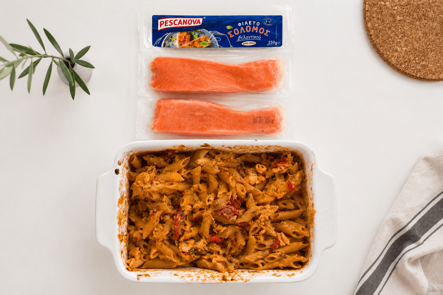 Πένες φούρνου με σολομό, φέτα & pesto rosso (λεμόνι–άνηθος)